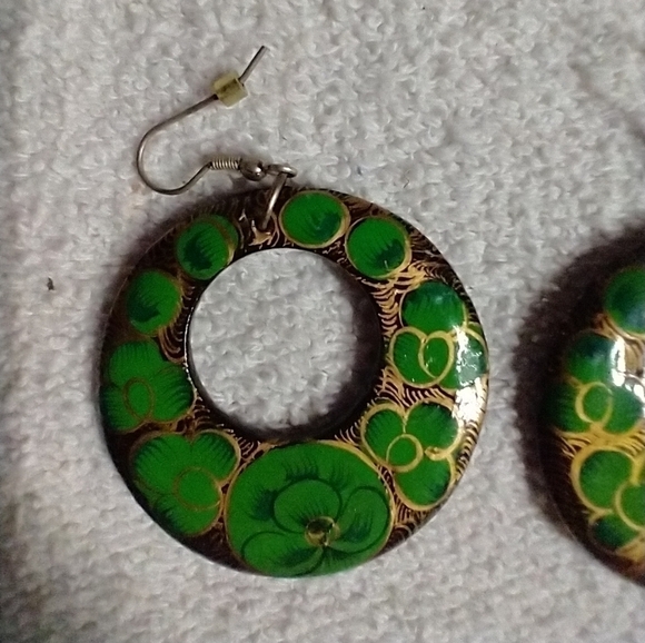 Goldtone black 🖤 green 💚 floral flower 💐 🌹 wire round earrings - Picture 2 of 4